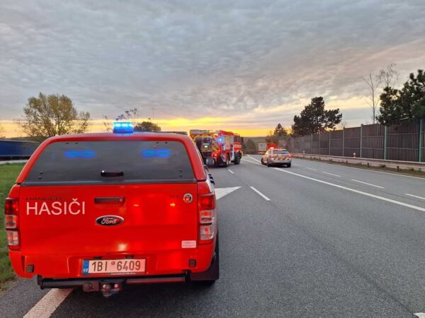 Požár jeřábu na silnici I/50. Foto: HZS
