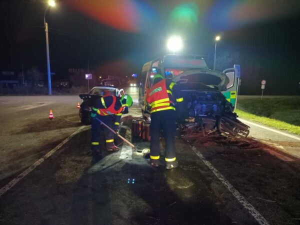 Vážná nehoda auta a sanitky. Foto: HZS