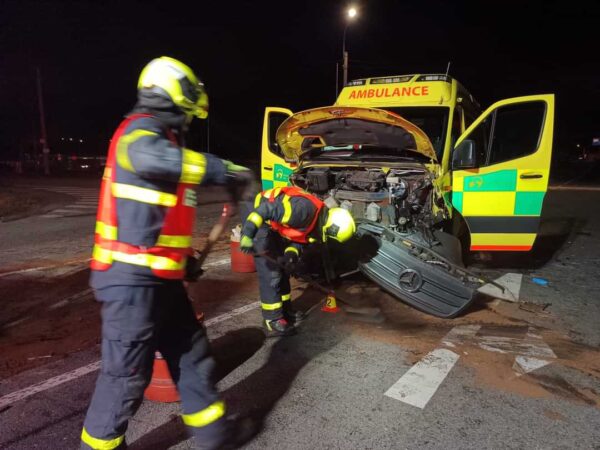 Vážná nehoda auta a sanitky. Foto: HZS