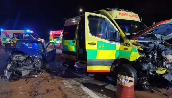 Vážná nehoda auta a sanitky. Foto: HZS