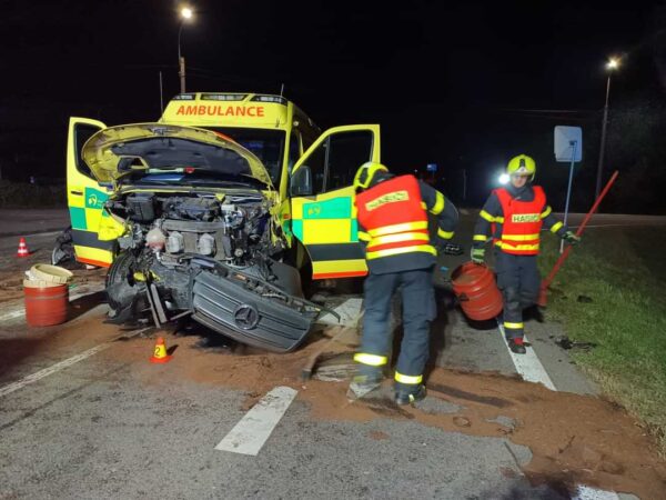 Vážná nehoda auta a sanitky. Foto: HZS