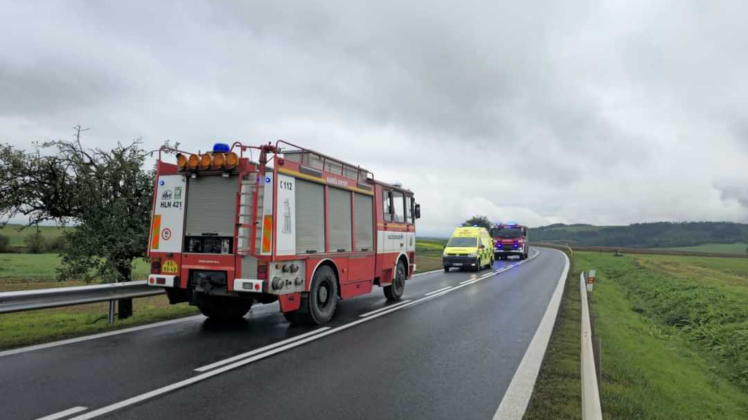 Aktuálně: Na Podbořansku se čelně srazila dvě auta, posádky vyprošťují, silnice 27 je uzavřena