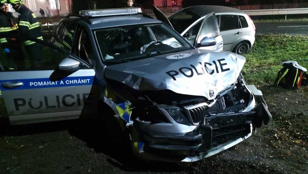 FOTO: Vážná nehoda v Dlouhé Loučce! Srazila se tři auta včetně policie