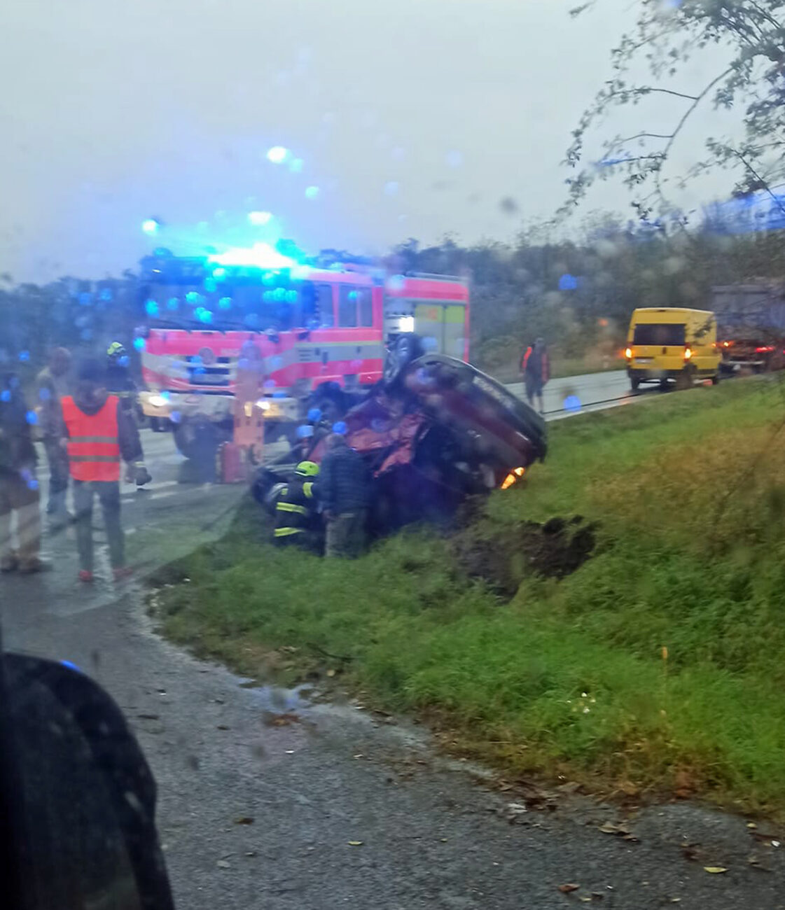 Nehoda auta a traktoru u Mělnického Vtelna. Foto: Josef Holub