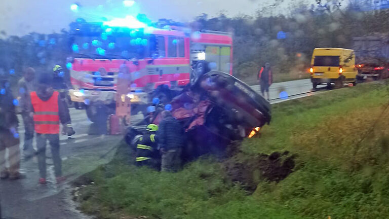 Nehoda auta a traktoru u Mělnického Vtelna. Foto: Josef Holub