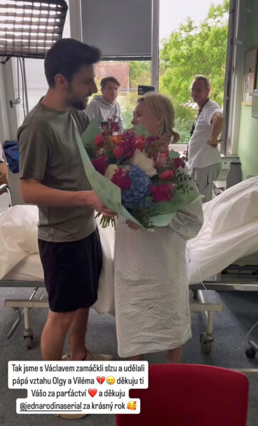 Patricie Pagáčová dostala květinu od Václava Matějovského po poslední scéně v seriálu Jedna rodina.