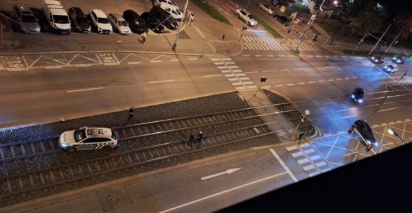 Policie v Praze najela do kolejí a zablokovala tramvaje.