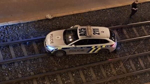 Policie v Praze najela do kolejí a zablokovala tramvaje.