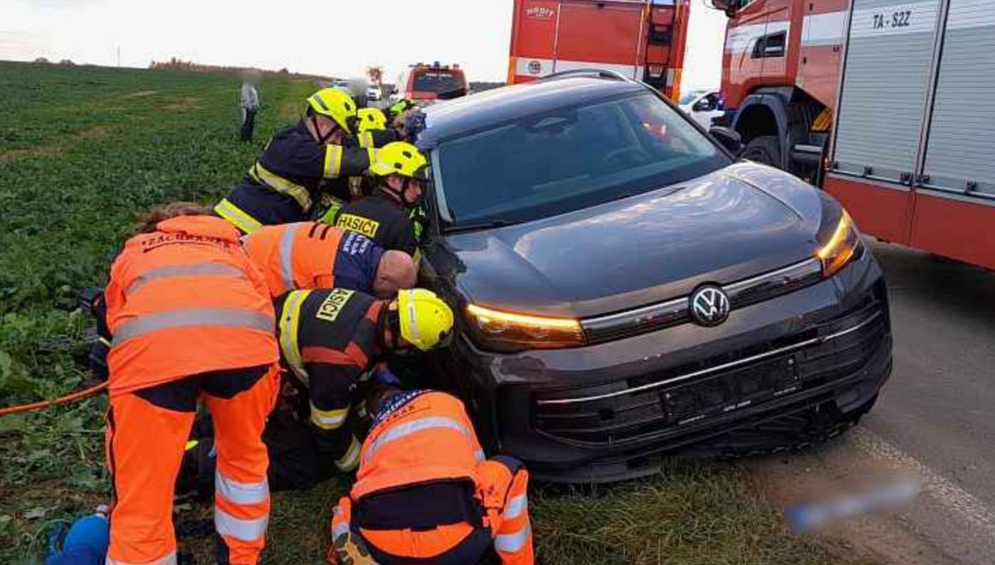 FOTO: Tragická nehoda u Plzně! Motorkář spadl pod auto v protisměru, to ho přejelo