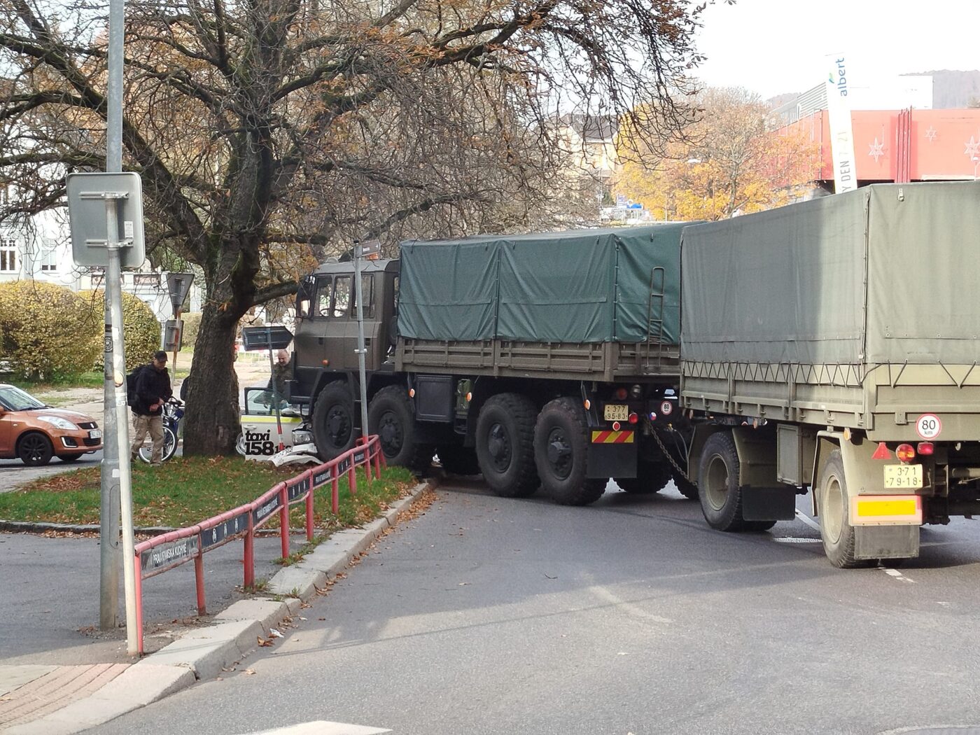 Vojenská Tatra a Fabia se srazily v Liberci. Foto: ZZS