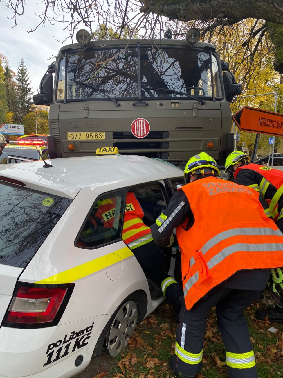 Vojenská Tatra a Fabia se srazily v Liberci. Foto: ZZS