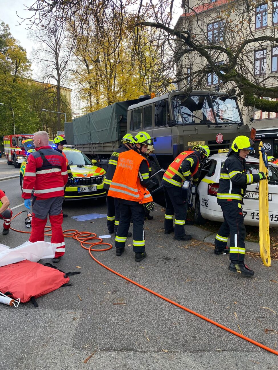 Vojenská Tatra a Fabia se srazily v Liberci. Foto: ZZS