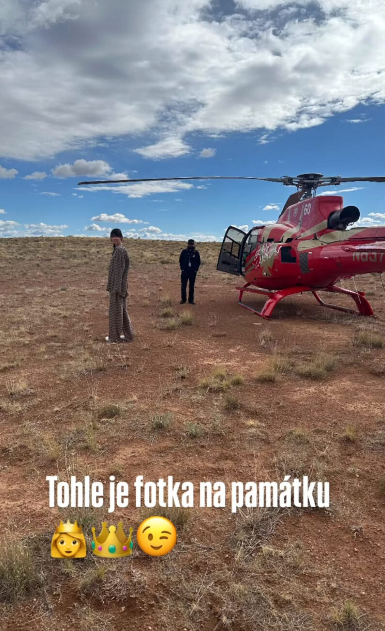 Pauza na čůrání. V vrtulník Marešových přistál přímo v poušti.