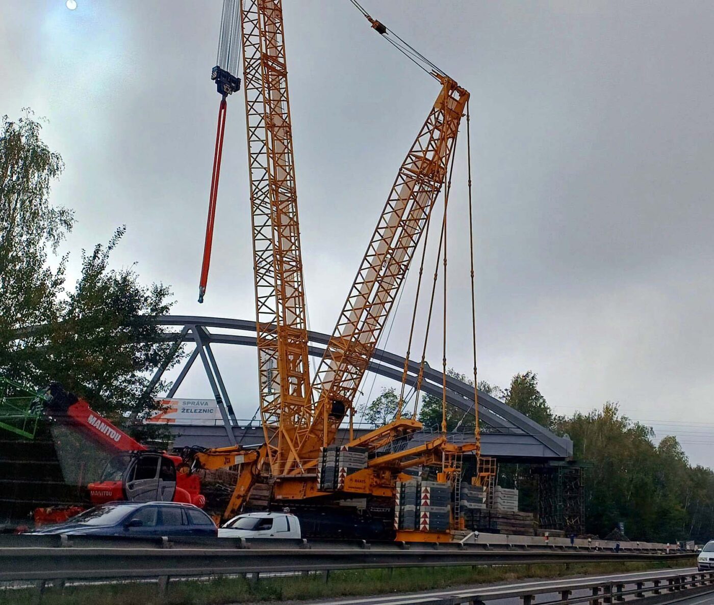 Dálnice D10 bude uzavřena u Brandýsa kvůli osazení mostu. Foto: PČR