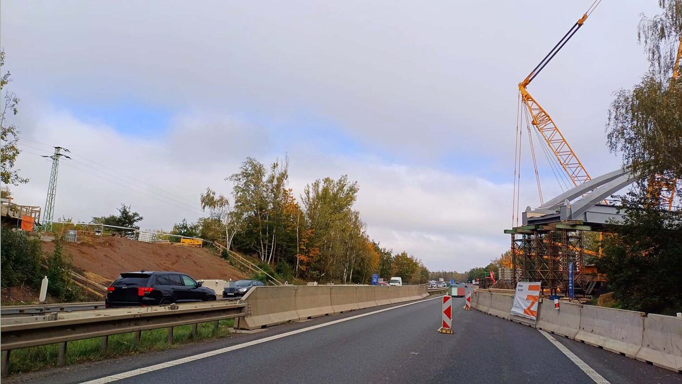 Dálnice D10 bude uzavřena u Brandýsa kvůli osazení mostu. Foto: PČR