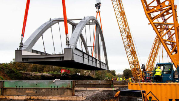 Dálnice D10 bude uzavřena u Brandýsa kvůli osazení mostu. Foto: SŽ
