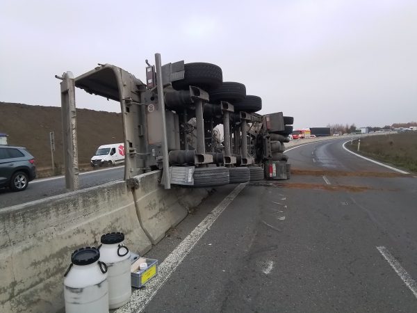 Tragická nehoda kamionu a auta u Olomouce.
