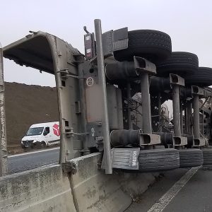 Tragická nehoda kamionu a auta u Olomouce.