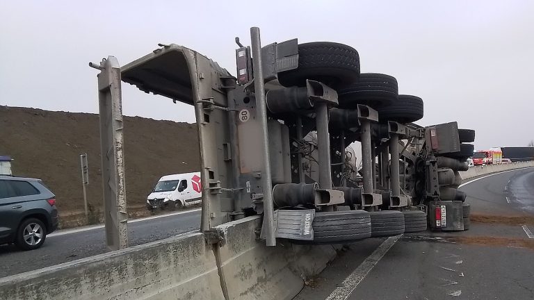 Tragická nehoda kamionu a auta u Olomouce.