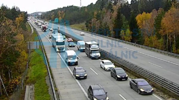 Kolony se tvoří na D1 od Velkého Meziříčí ve směru na Brno.