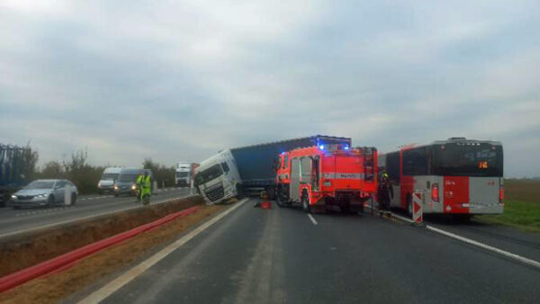 Nehoda kamionu na D10 před Pahou. Foto: Policie ČR