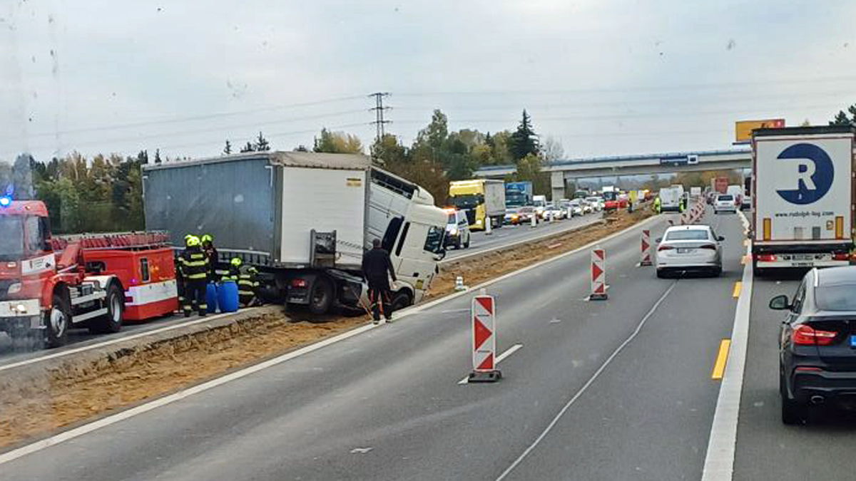 Nehoda kamionu na D10 před Pahou. Foto: Miky Šťastný