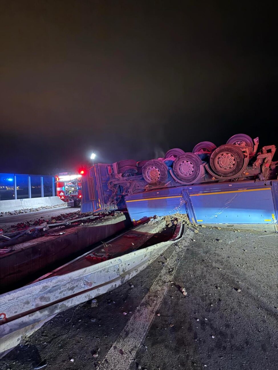 Vážná nehoda náklaďáku s řepou na dálnici D35 u Olomouce. Foto: HZS