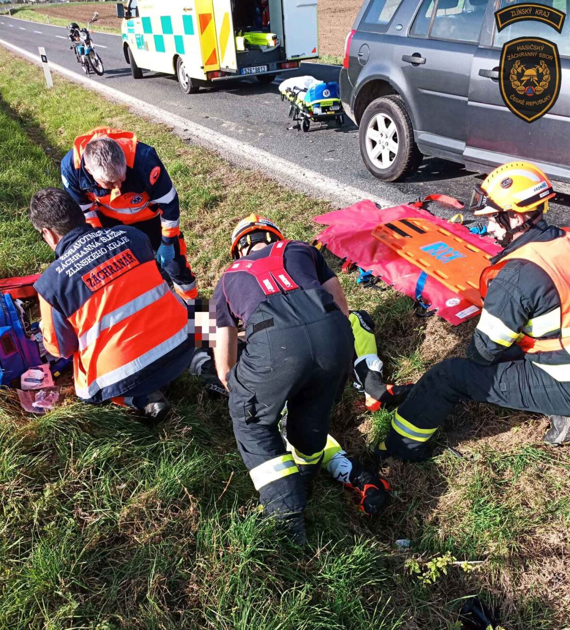 Nehoda auta a motorkáře u Bezměrova. Foto: HZS