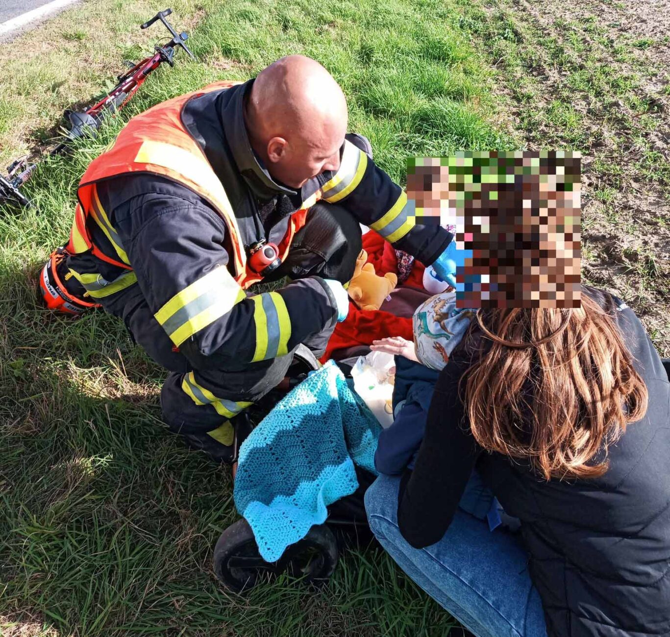 Nehoda auta a motorkáře u Bezměrova. Foto: HZS