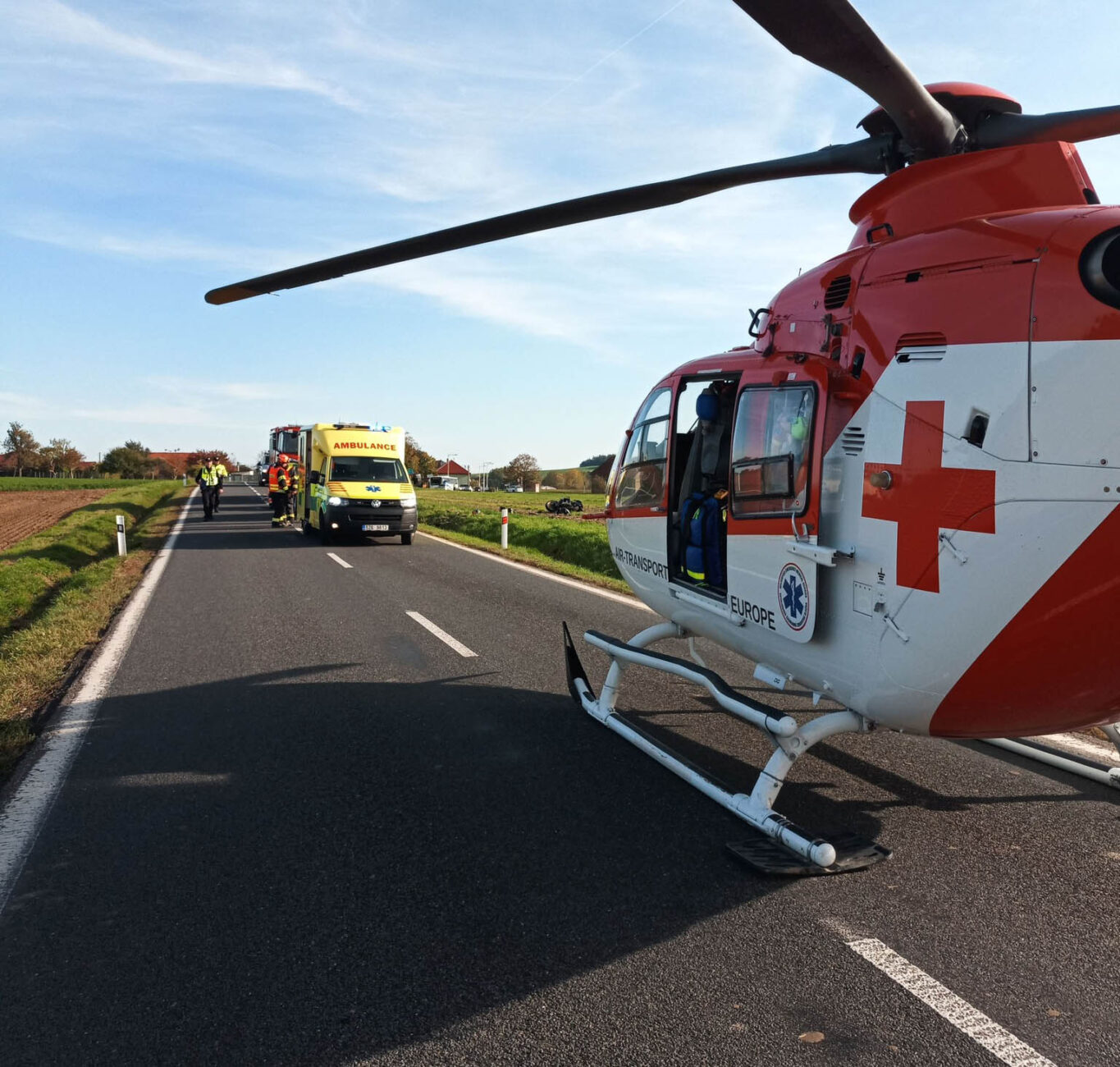 Nehoda auta a motorkáře u Bezměrova. Foto: HZS