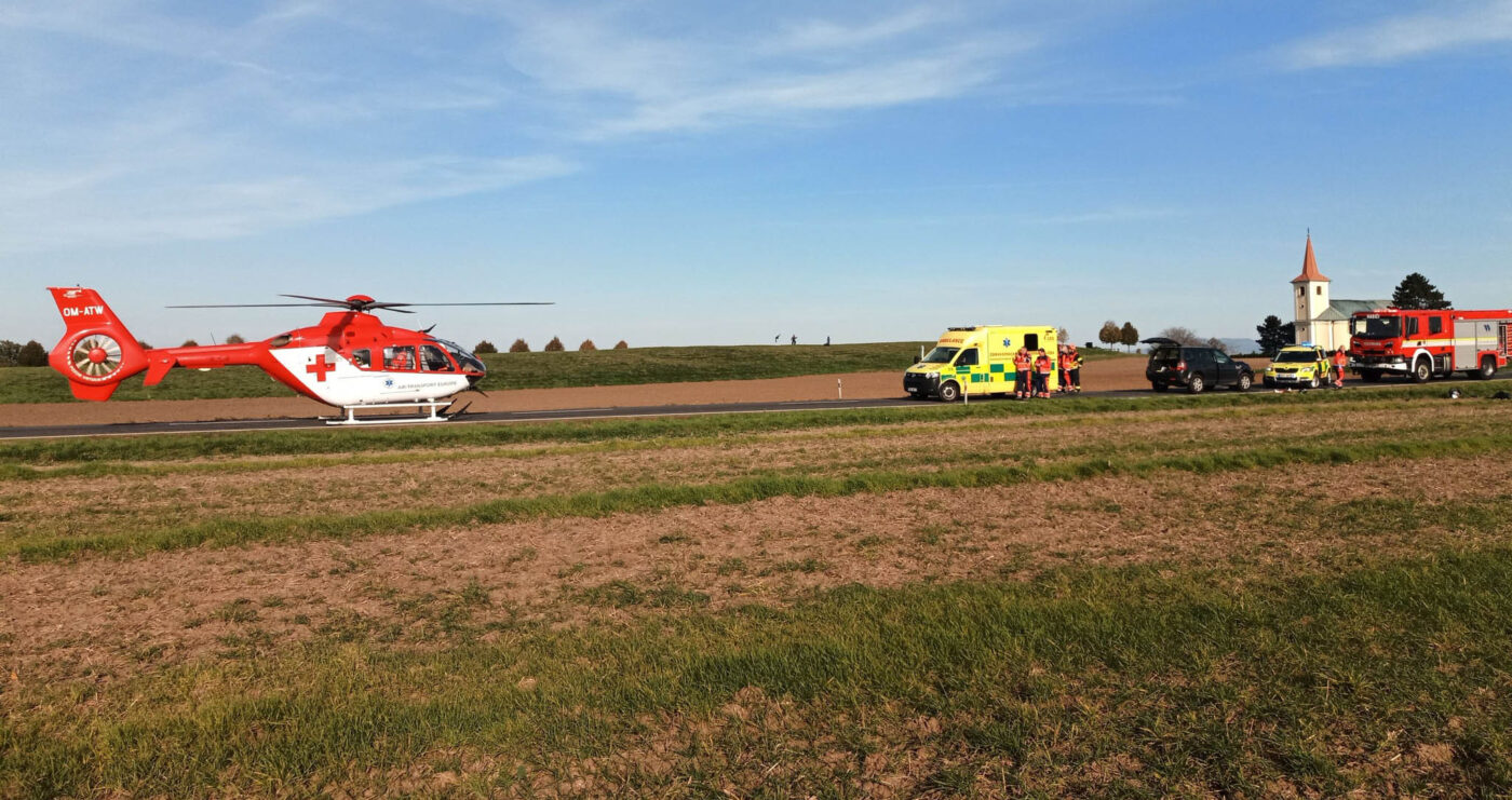 Nehoda auta a motorkáře u Bezměrova. Foto: HZS