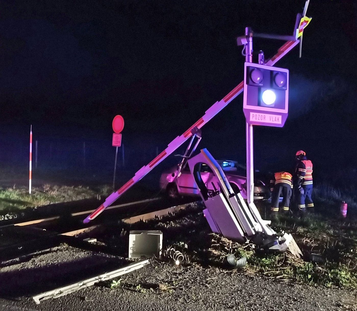 Nehoda auta na přejezdu v Hulíně. Foto: HZS