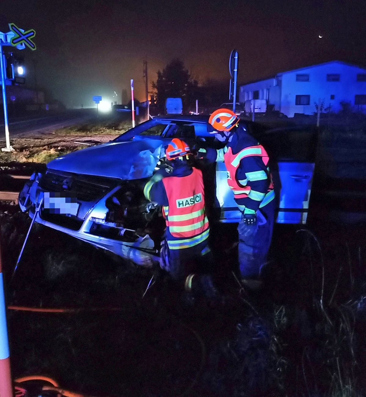 Nehoda auta na přejezdu v Hulíně. Foto: HZS