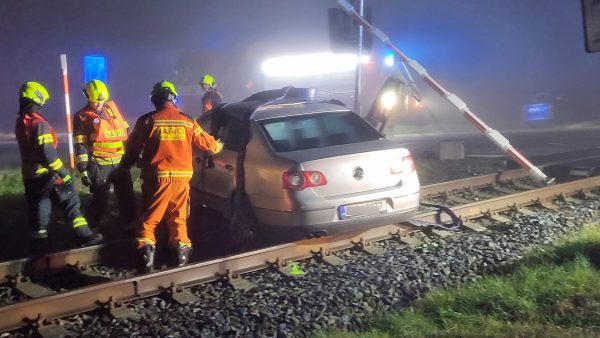 Nehoda auta na přejezdu v Hulíně. Foto: Karel Malenovský