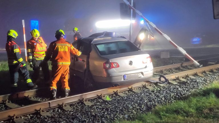 Nehoda auta na přejezdu v Hulíně. Foto: Karel Malenovský