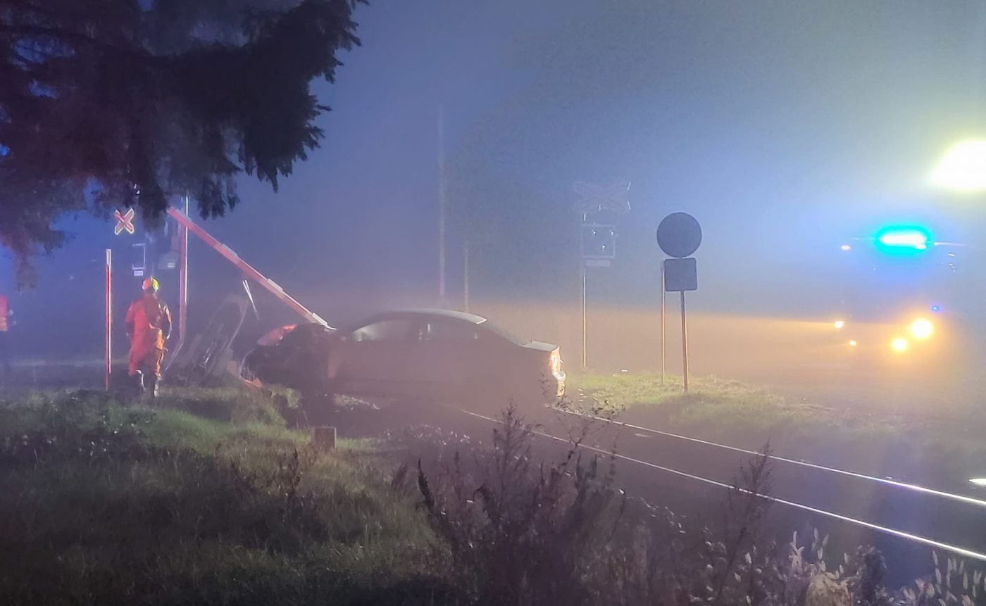 Nehoda auta na přejezdu v Hulíně. Foto: Karel Malenovský