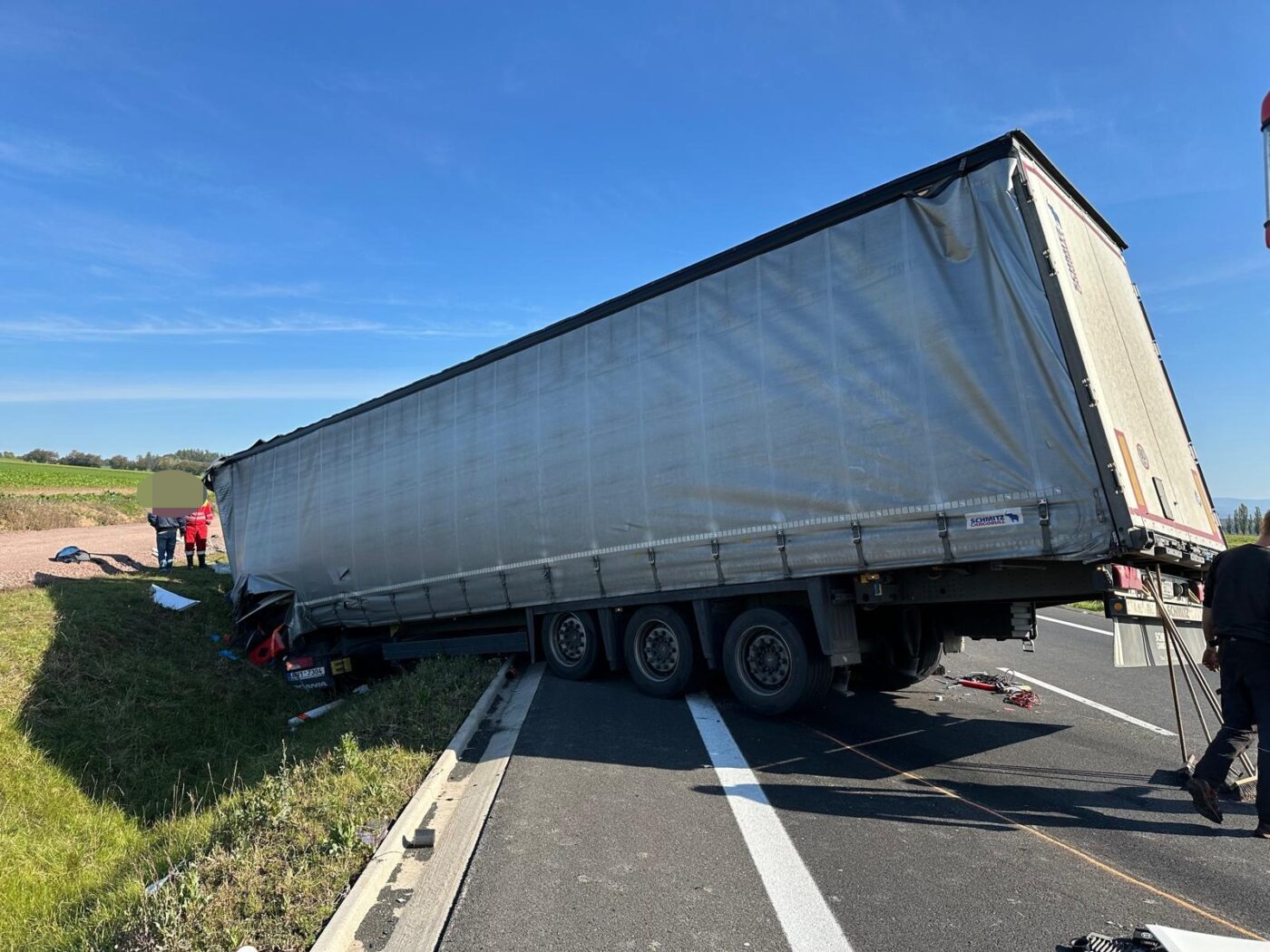 Nehoda kamionů a auta na obchvatu Jaroměře. Foto: HZS