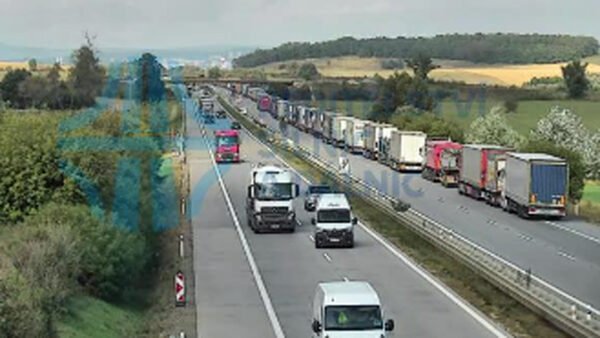 Vytvořila se přes pět kilometrů dlouhá kolona kamionů.