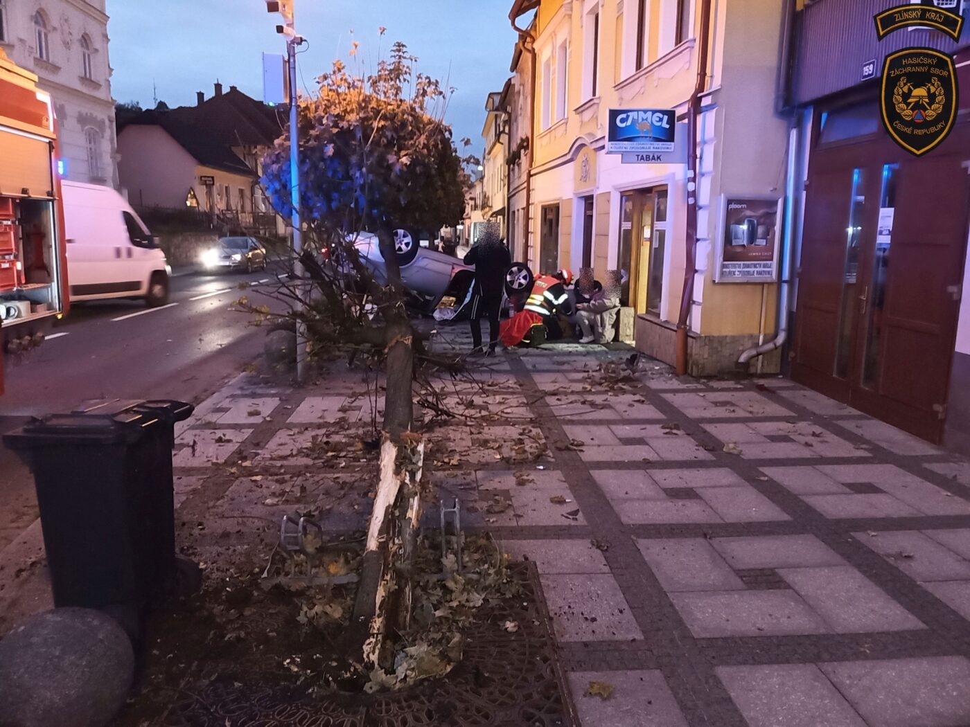 Nehoda auta v Luhačovicích. Foto: HZS