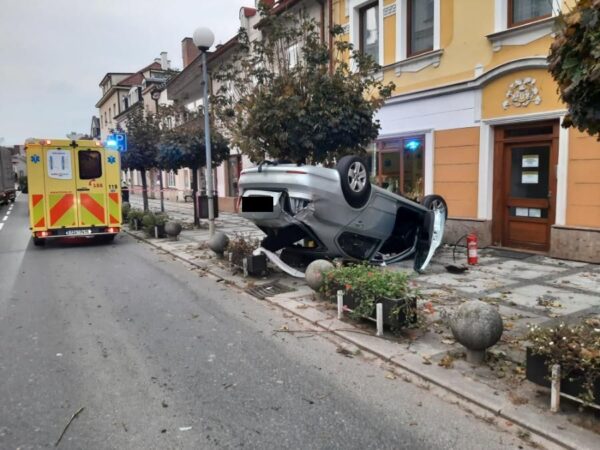 Řidička s autem skončila na střeše. Foto: PČR