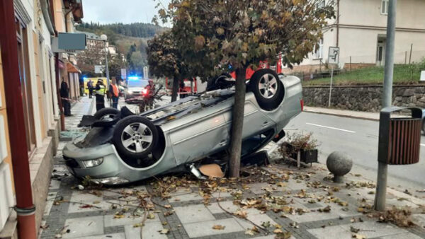 Řidička s autem skončila na střeše. Foto: PČR