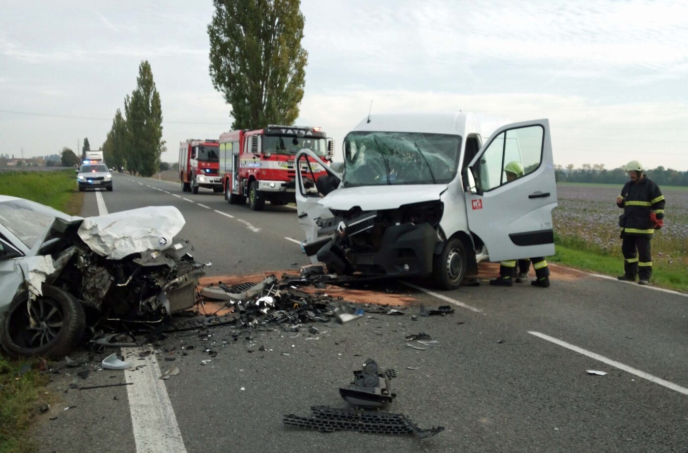 Nehoda auta a dodávky nedaleko Ostroměře. Foto: HZS