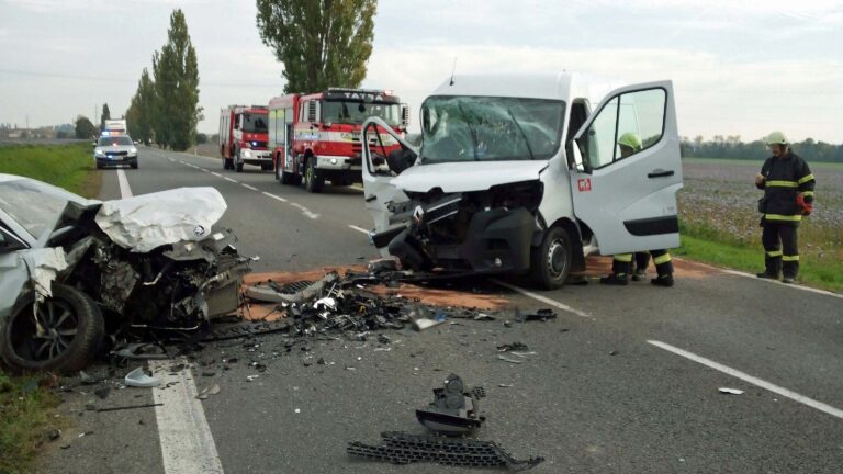 Nehoda auta a dodávky nedaleko Ostroměře. Foto: HZS