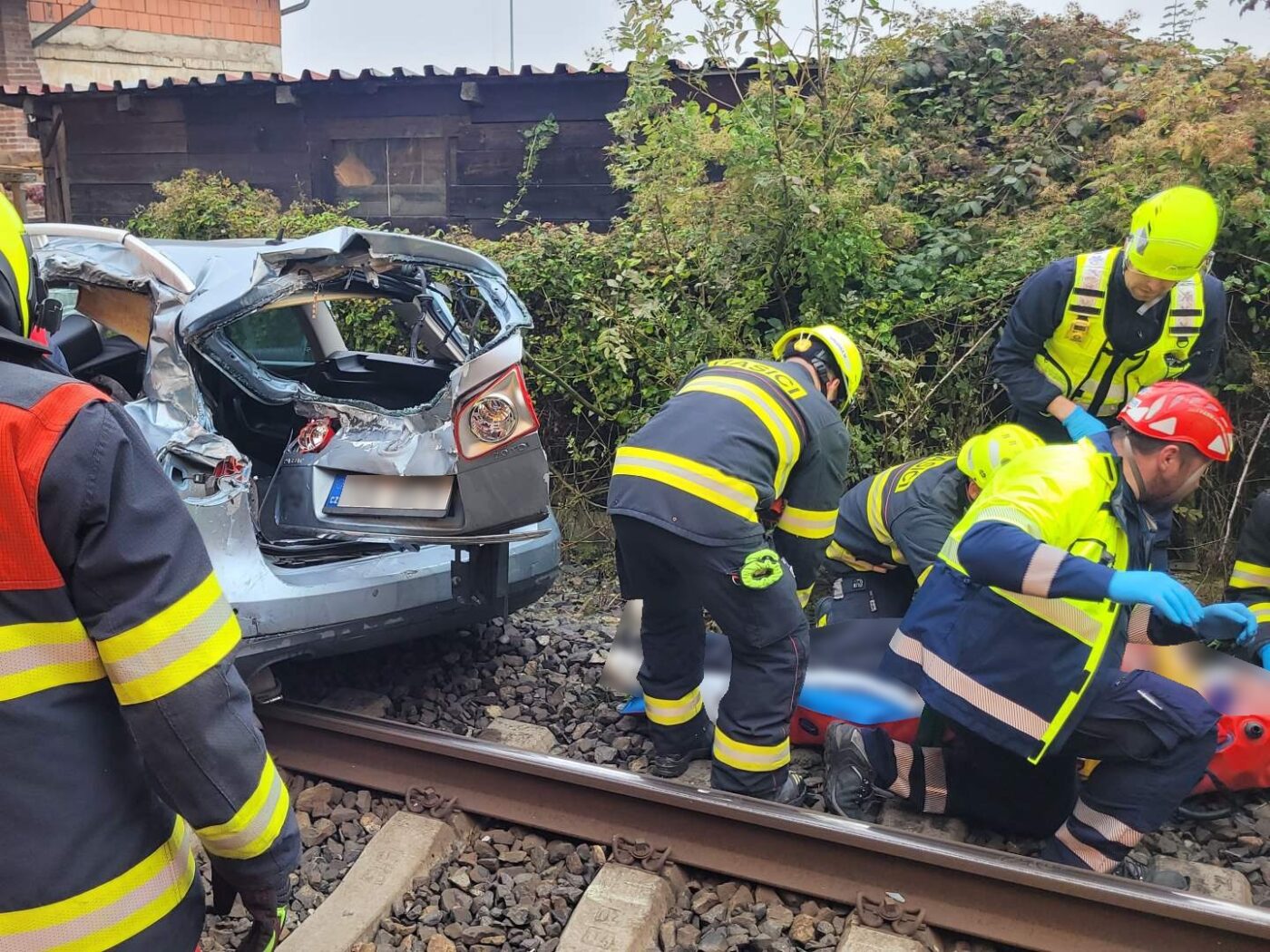 Nehoda auta a vlaku v Ústí nad Labem. Foto: HZS