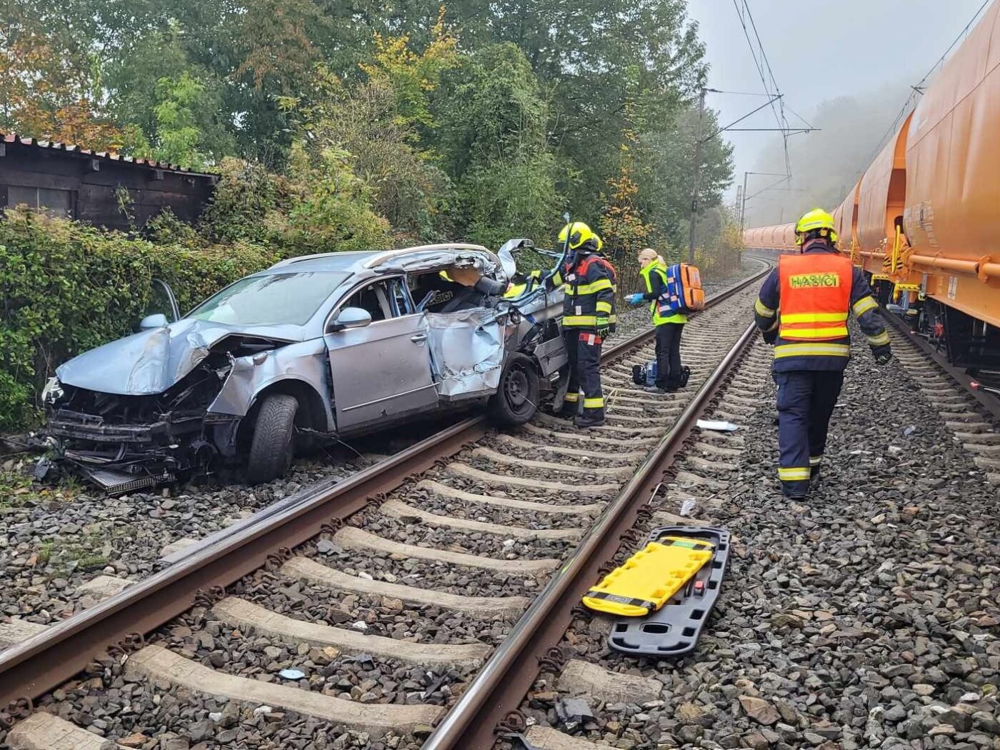 Nehoda auta a vlaku v Ústí nad Labem. Foto: HZS