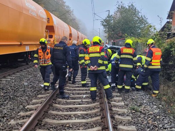 Nehoda auta a vlaku v Ústí nad Labem. Foto: HZS