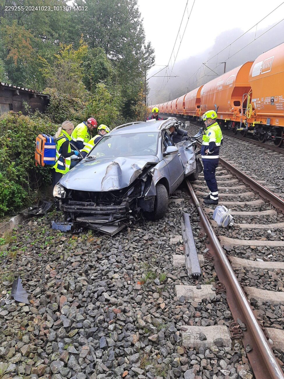 Nehoda auta a vlaku v Ústí nad Labem. Foto: HZS