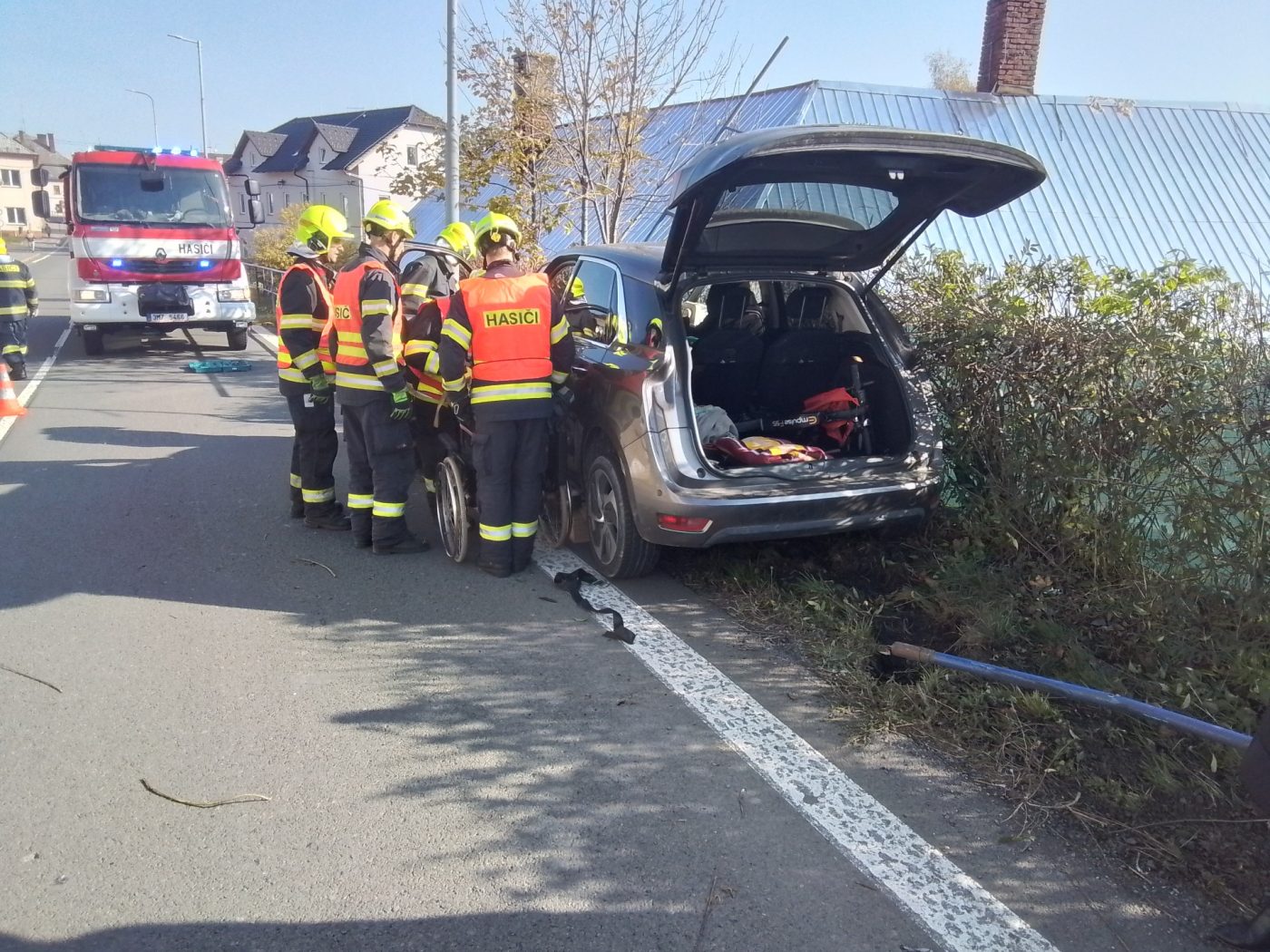 V Moravském Berouně narazilo auto do zábradlí. 