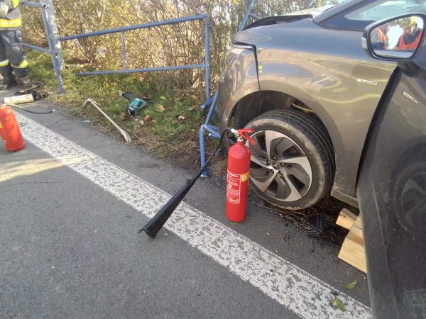 V Moravském Berouně narazilo auto do zábradlí.