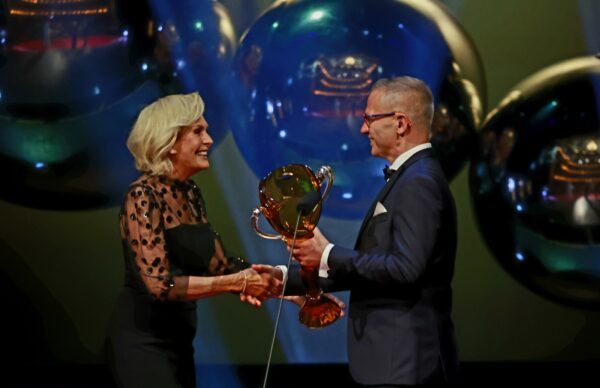 Helena Vondráčková převzala z rukou Jana Sidovského cenu Thálie. Foto: Nextfoto